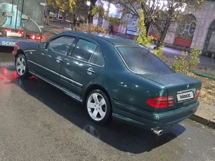 Mercedes-Benz E 230 1997 года за 2 700 000 тг. в Сатпаев – фото 2