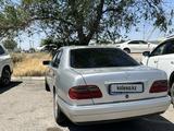 Mercedes-Benz E 320 1996 годаүшін2 650 000 тг. в Актобе – фото 2