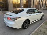 Toyota Camry 2020 года за 15 500 000 тг. в Астана – фото 4