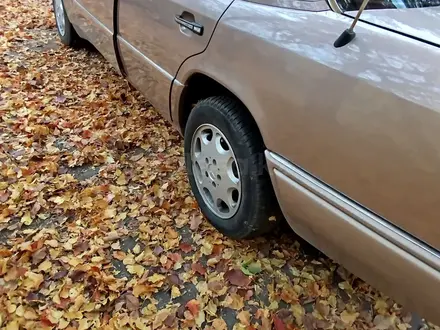 Mercedes-Benz E 220 1994 года за 2 500 000 тг. в Караганда