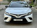 Toyota Camry 2018 года за 14 000 000 тг. в Алматы – фото 2