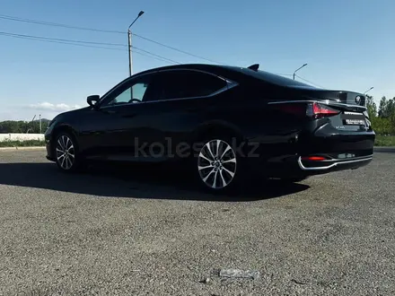 Lexus ES 250 2021 года за 23 500 000 тг. в Усть-Каменогорск – фото 2