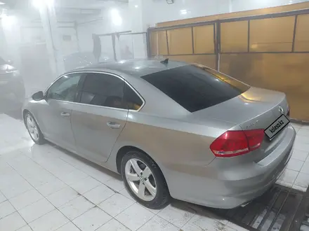 Volkswagen Passat 2012 года за 5 300 000 тг. в Атырау – фото 2