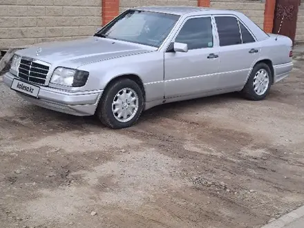 Mercedes-Benz E 220 1993 года за 2 050 000 тг. в Астана – фото 3