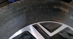 Комплект шин с дисками за 350 000 тг. в Аксай – фото 2