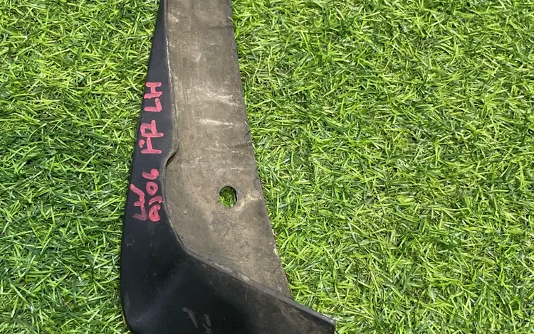 Брызговик передний левый mazda mpv за 5 000 тг. в Караганда