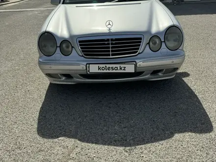 Mercedes-Benz E 320 1999 года за 4 500 000 тг. в Актау – фото 2