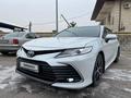 Toyota Camry 2021 года за 21 300 000 тг. в Алматы – фото 2