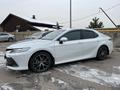 Toyota Camry 2021 года за 21 300 000 тг. в Алматы – фото 3