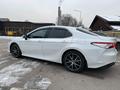 Toyota Camry 2021 года за 21 300 000 тг. в Алматы – фото 4