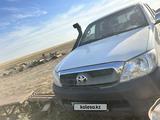 Toyota Hilux 2006 года за 3 500 000 тг. в Сайхин – фото 2