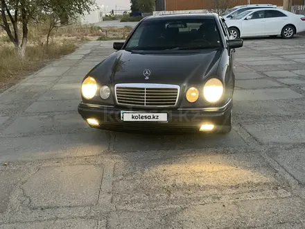 Mercedes-Benz E 280 1998 года за 2 950 000 тг. в Атырау – фото 2