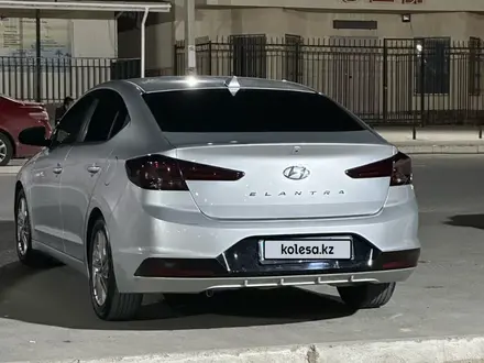 Hyundai Elantra 2018 года за 8 000 000 тг. в Актау – фото 2