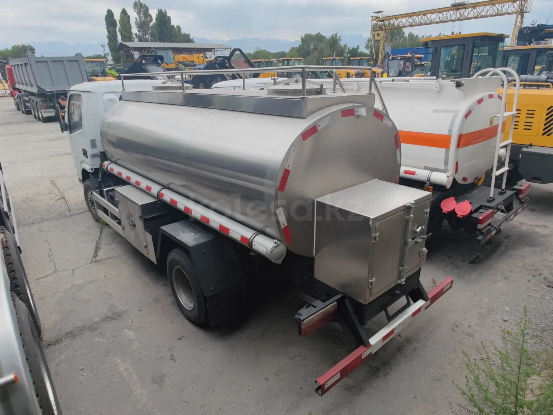 Продажа автоцистерн Dongfeng 5 кубов цистерну для перевозки питьевой ...