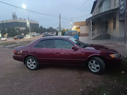 Toyota Camry 1998 года за 3 800 000 тг. в Мерке – фото 2