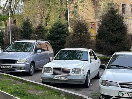 Mercedes-Benz E 280 1993 года за 2 200 000 тг. в Алматы – фото 2