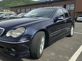 Mercedes-Benz C 320 2000 года за 3 000 000 тг. в Талгар – фото 2