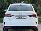 Hyundai Accent 2021 года за 7 800 000 тг. в Шымкент – фото 2