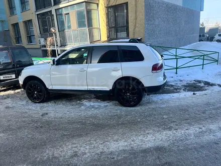 Volkswagen Touareg 2005 года за 4 200 000 тг. в Алматы – фото 2