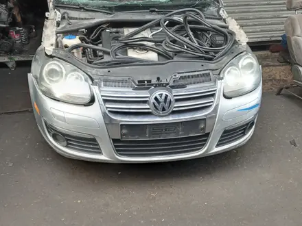 Передний бампер на Volkswagen Jetta 5 за 110 000 тг. в Алматы – фото 2
