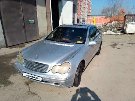 Mercedes-Benz C 200 2002 года за 3 500 000 тг. в Алматы – фото 2