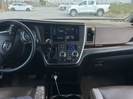 Toyota Sienna 2015 года за 12 000 000 тг. в Атырау – фото 15
