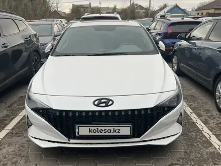 Hyundai Elantra 2022 года за 9 975 000 тг. в Караганда – фото 3