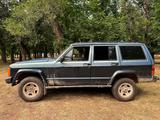 Jeep Cherokee 1997 года за 1 600 000 тг. в Есик – фото 2