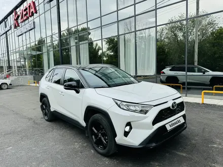 Toyota RAV4 2021 года за 15 990 000 тг. в Актобе