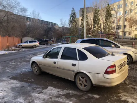 Opel Vectra 1997 года за 650 000 тг. в Актобе – фото 2