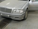 Mercedes-Benz C 180 1995 года за 2 400 000 тг. в Атырау – фото 2