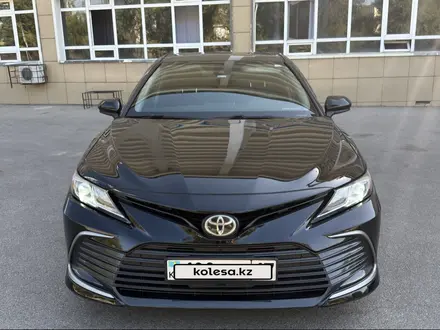 Toyota Camry 2021 года за 14 500 000 тг. в Шымкент – фото 2
