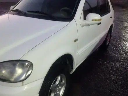 Mercedes-Benz ML 320 1999 года за 3 600 000 тг. в Алматы – фото 2