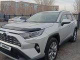 Toyota RAV4 2020 года за 15 700 000 тг. в Караганда – фото 2