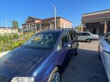 Volkswagen Touran 2004 года за 2 500 000 тг. в Алматы