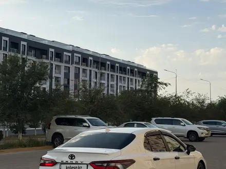 Toyota Camry 2022 года за 13 500 000 тг. в Астана – фото 2