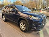 Toyota RAV4 2021 года за 16 500 000 тг. в Астана – фото 2