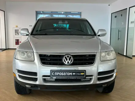 Volkswagen Touareg 2005 года за 4 150 000 тг. в Астана – фото 2