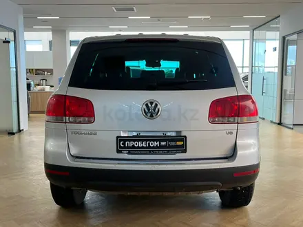 Volkswagen Touareg 2005 года за 4 150 000 тг. в Астана – фото 5