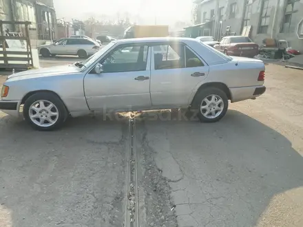 Mercedes-Benz E 230 1992 года за 650 000 тг. в Алматы – фото 5