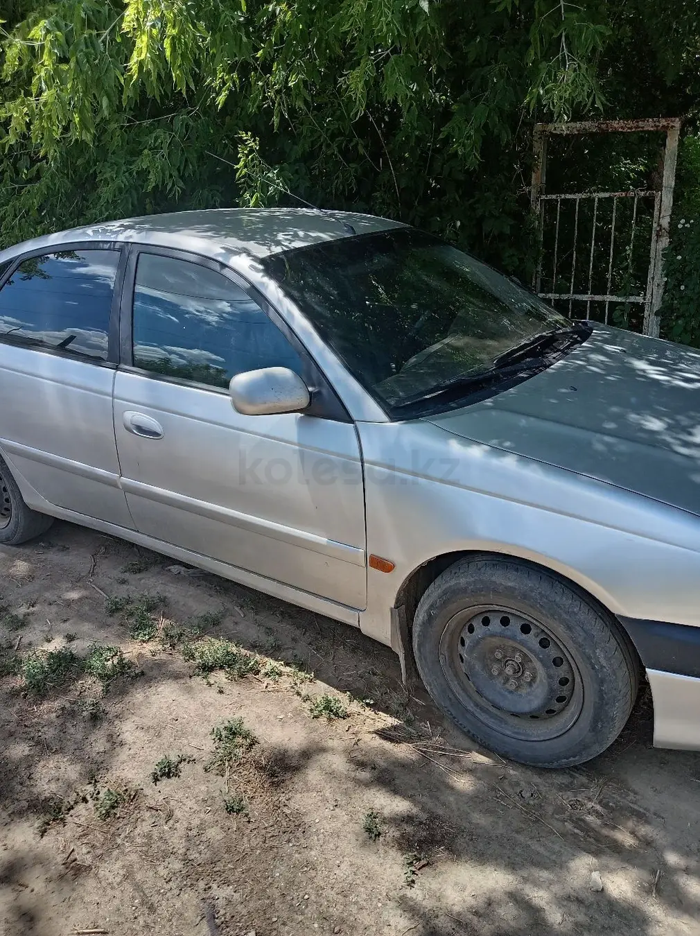 Toyota Avensis, 1998