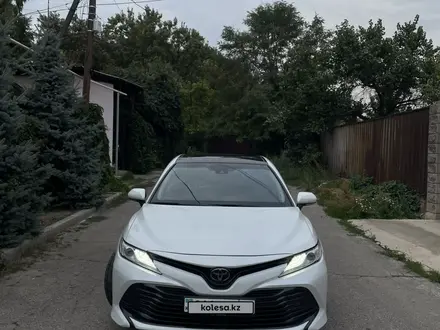 Toyota Camry 2018 года за 13 500 000 тг. в Алматы – фото 2