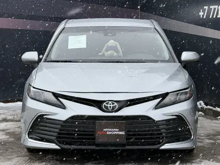 Toyota Camry 2022 года за 11 500 000 тг. в Актобе – фото 2