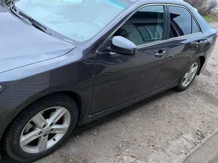 Toyota Camry 2014 года за 9 000 000 тг. в Семей – фото 2