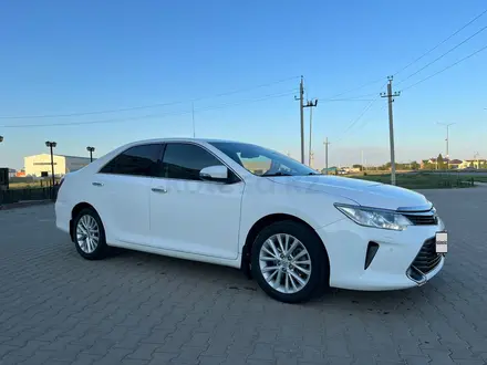 Toyota Camry 2015 года за 11 000 000 тг. в Актобе – фото 3