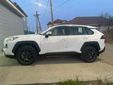 Toyota RAV4 2024 года за 27 500 000 тг. в Атырау