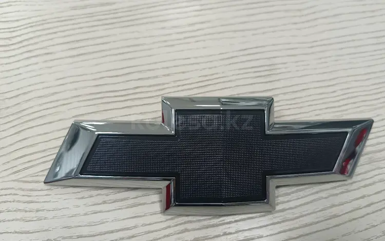 Знак решетки радиатора Chevrolet Tracker GM за 11 000 тг. в Костанай