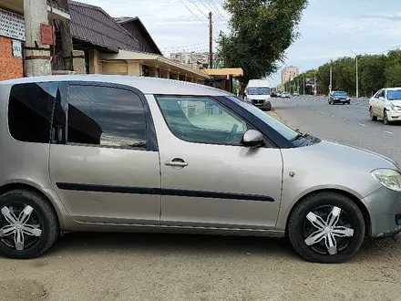 Skoda Roomster 2008 года за 3 000 000 тг. в Актобе – фото 3