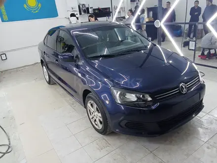 Volkswagen Polo 2014 года за 4 650 000 тг. в Актау – фото 2