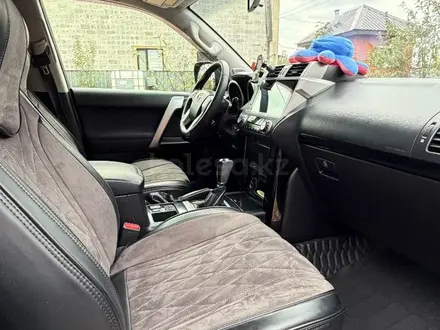 Toyota Land Cruiser Prado 2017 года за 19 000 000 тг. в Актобе – фото 23